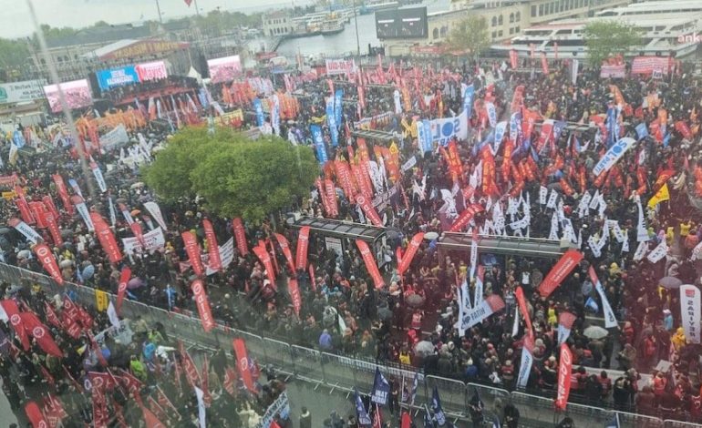 Meydan tutsaksa otokrasidir