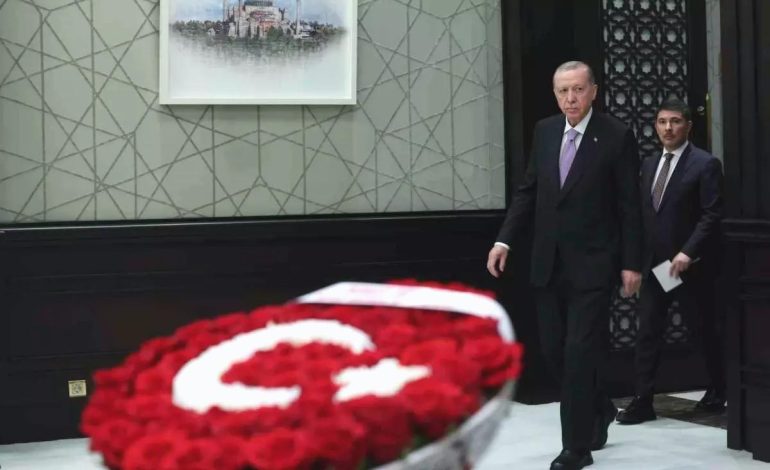 MHP Lideri Bahçeli’den Kabine’ye Türk bayraklı çiçek