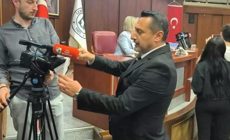 MHP’li Meclis Üyesi Canlı Yayın Kamerasını Bantladı