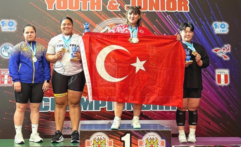 Milli halterci Fatmagül Çevik, gençler dünya şampiyonu oldu
