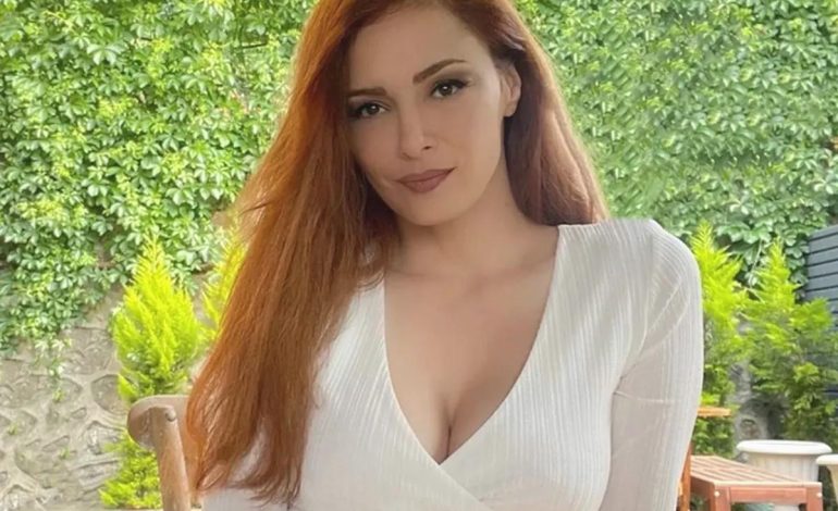 Mine Tugay yaz sezonunu kırmızı mayosuyla açtı