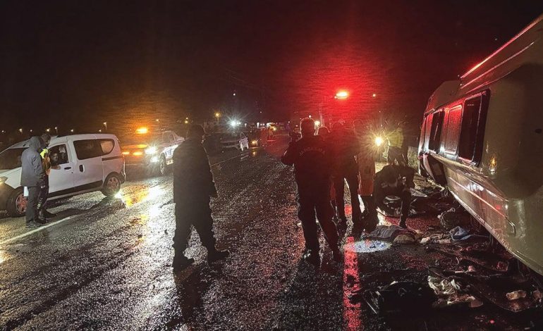 Minibüs devrildi: 1 kişi ölü, 22 kişi yaralandı