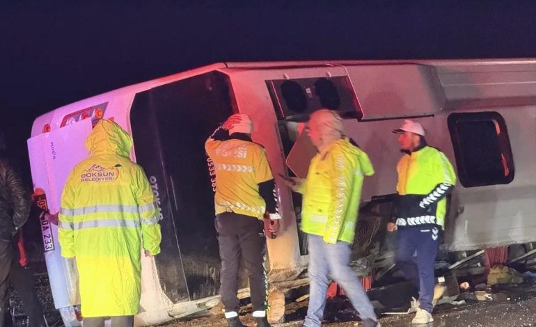 Minibüs Devrildi: 1 Ölü, 22 Yaralı