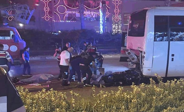 Motosiklet park halindeki midibüse çarptı: Feci kaza 2 can aldı
