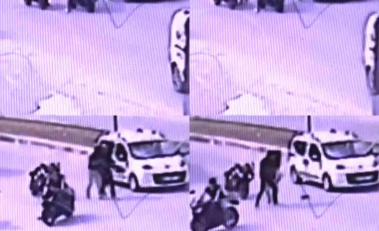 Motosiklet Sürücüsü Kaskla Araca Saldırdı