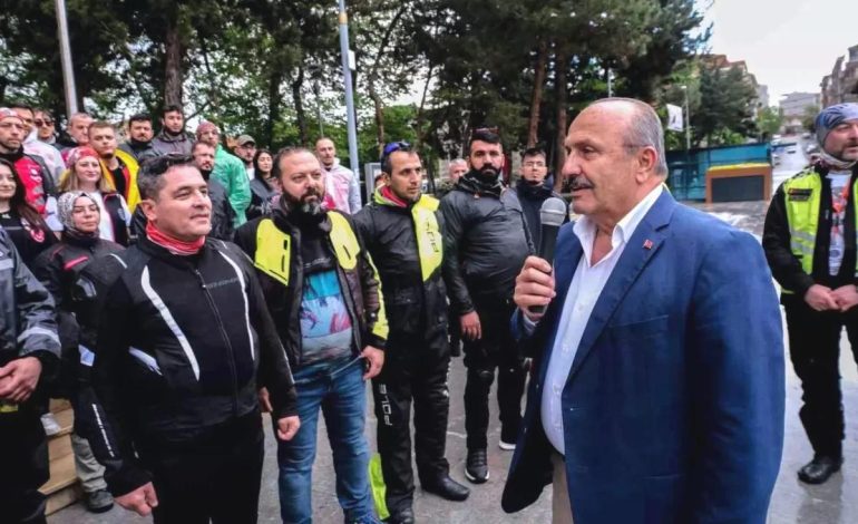 Motosiklet Tutkunları Türk Bayrağını Samsun’a Taşıyor