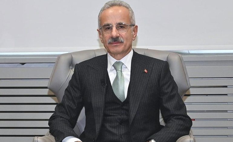 Müdürken uğraştı, bakan oldu uzattı
