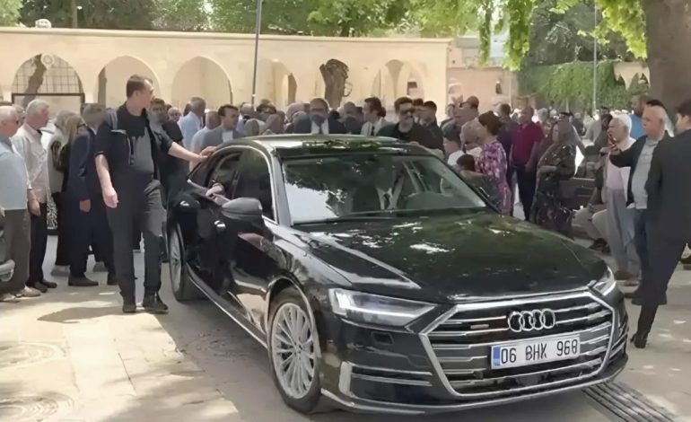 Müsavat Dervişoğlu kutsal mekana makam aracıyla girdi