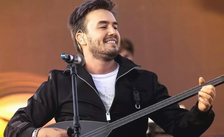 Mustafa Ceceli, mağaza açılışında sevenleriyle buluştu