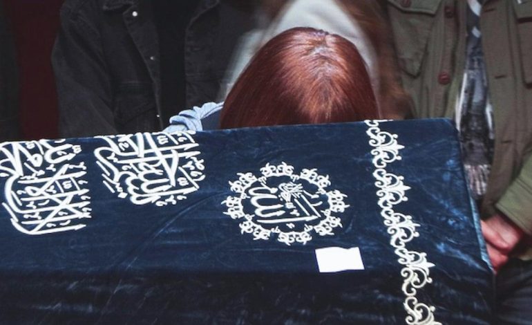 Naşit Özcan’a veda… Eşi tabutunu öperek uğurladı