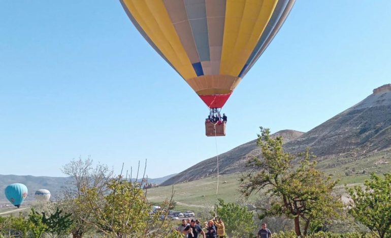 Nevşehir’de sıcak hava balonu, kayalıklara zorunlu iniş yaptı
