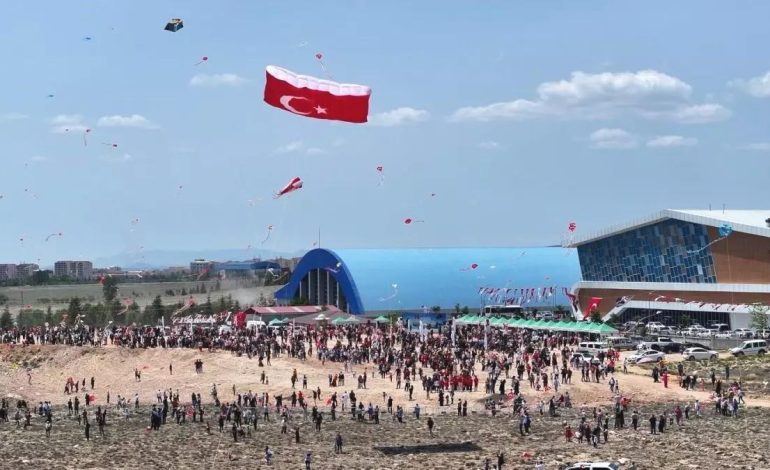 Niğde’de Uçurtma Şenliği ile 19 Mayıs Coşkusu Kutlandı