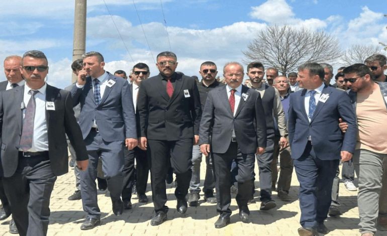 Öcalan’a ‘beyefendi’ diyen MHP’li vekil şehit cenazesinde böyle korundu