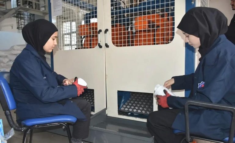 Öğrenciler Plastik Üretiminde Kazanç Sağlıyor