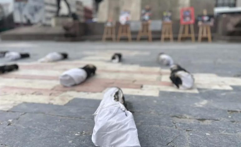 Öğretim görevlisinden Ankara’da kefenli Gazze protestosu
