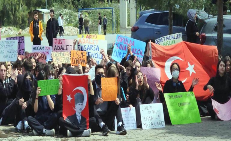 Öğretmenlerini savunan 65 öğrenci disiplinlik oldu