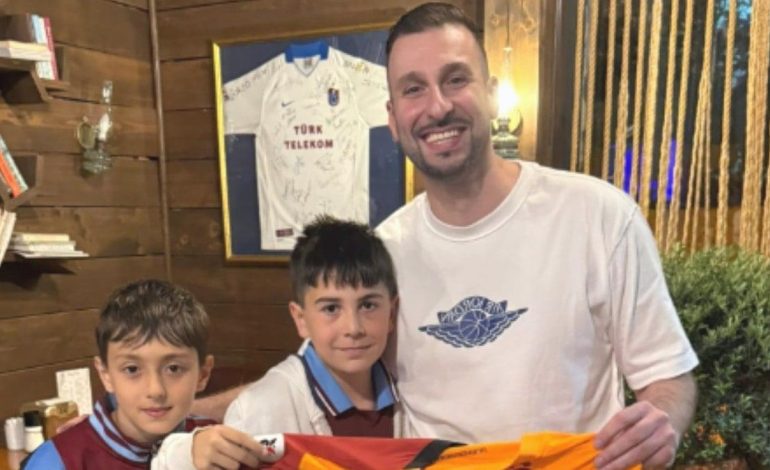 Osimhen’in formasını Trabzonsporlu çocuktan bir koleksiyoner aldı