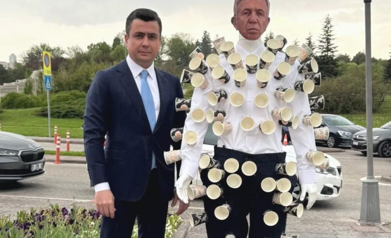 Osman Gökçek, Meclis’e Yavaş maskeli cansız mankenle geldi