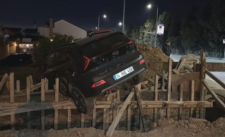 Otomobil inşaatta perde betonda asılı kaldı!