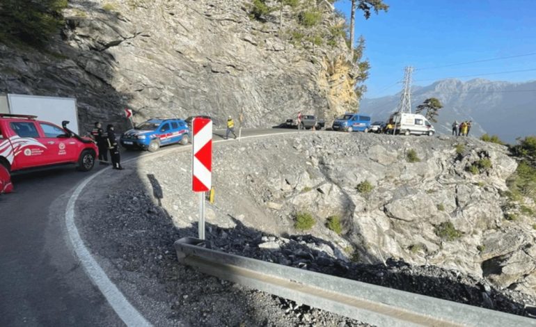 Otomobil uçuruma yuvarlandı: Feci kaza can aldı!