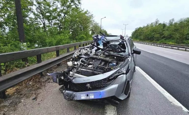 Otoyolda Tır ile Çarpışan Otomobilin Sürücüsü Yaralandı