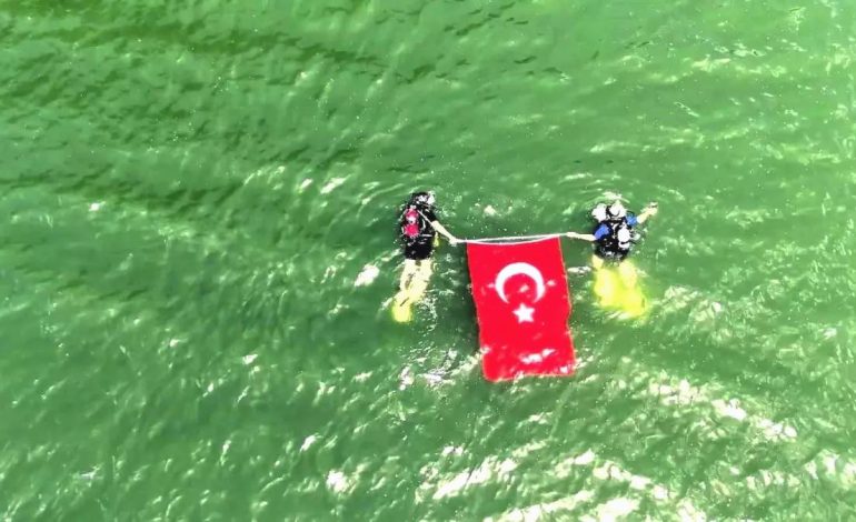 Ovacık’ta Dalgıçlar Türk Bayrağını Su Altında Açtı