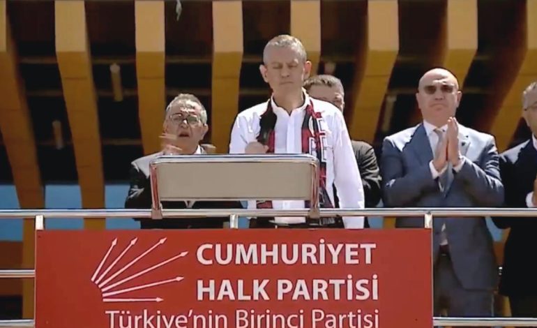 Özgür Özel, Sırrı Süreyya için Fatiha yerine alkış istedi