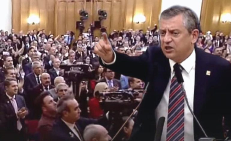 Özgür Özel tek tek saydı, salon ayağa kalktı: ‘Saldırıya cevabımız budur!’