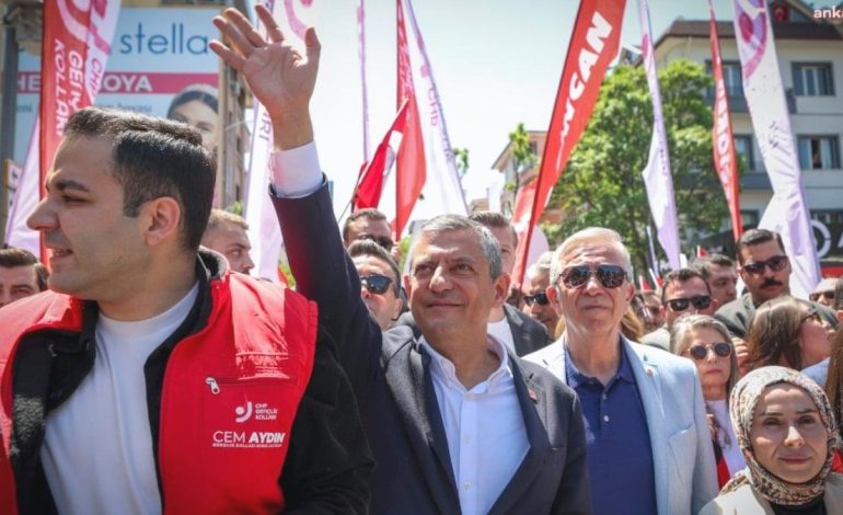 Özgür Özel’den AKP’li gençlere Erdoğan çağrısı