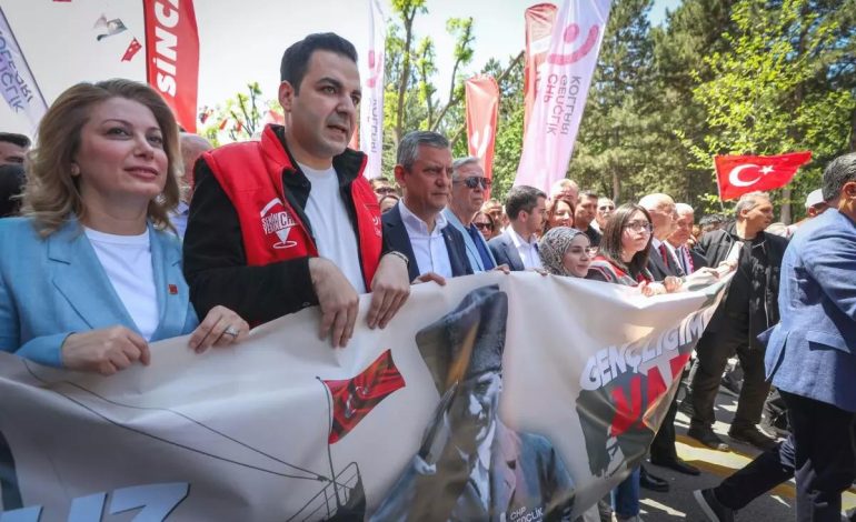 Özgür Özel’den Demokrasi Vurgusu