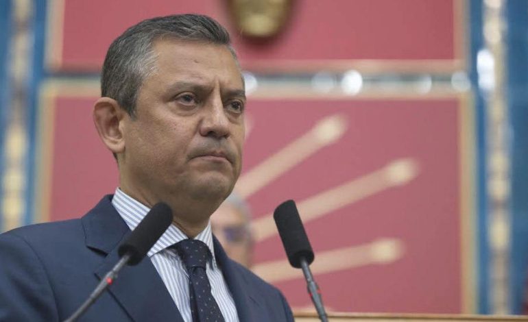 Özgür Özel’in Konya mitinginde, Konyalı olmaması dikkat çekti