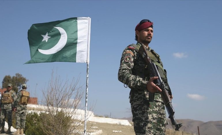 Pakistan’da askeri araca bombalı saldırı düzenlendi