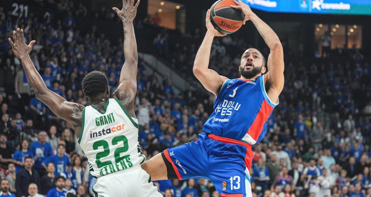 Panathinaikos’u yenen Anadolu Efes seriyi son maça taşıdı