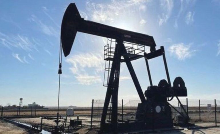 Petrol, ABD stoklarındaki artış nedeniyle geriledi