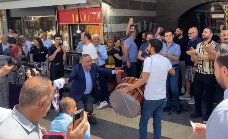 PKK’nın kendini feshetmesi Diyarbakır’da halaylarla kutlanıyor