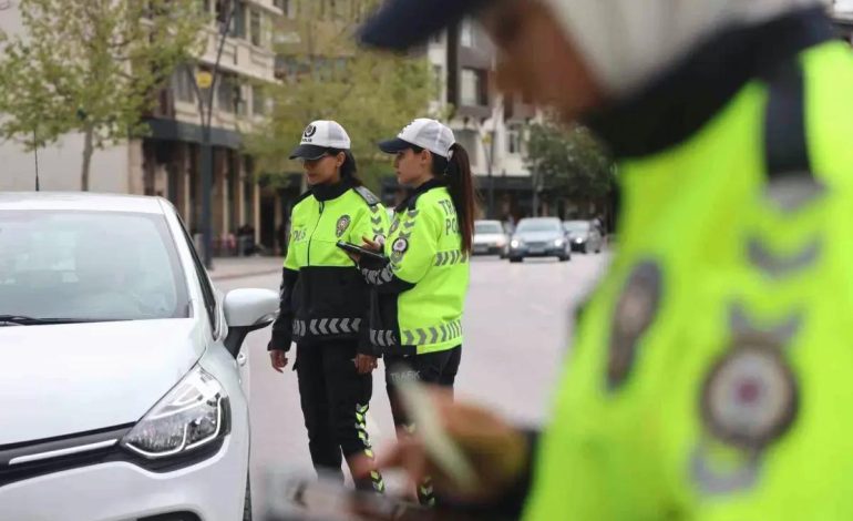 Polis Anneler Görevde