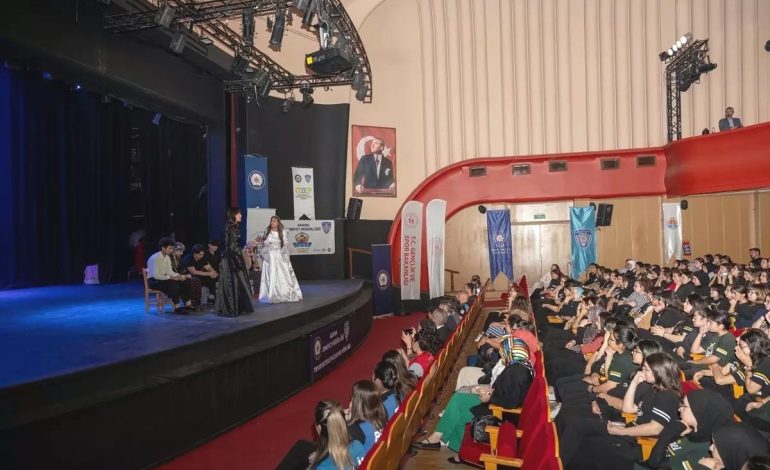 Polis ve Öğrencilerden Tiyatro Gösterisi