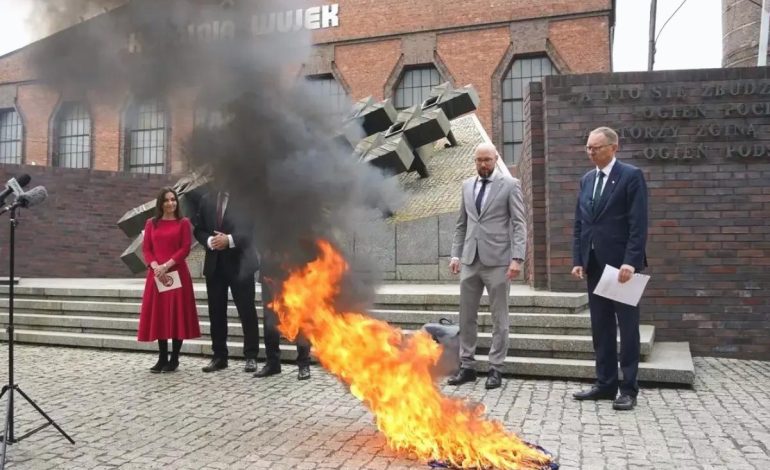 Polonya’da cumhurbaşkanı adayından ilgin protesto! AB bayrağıyla ayakkabılarını sildi