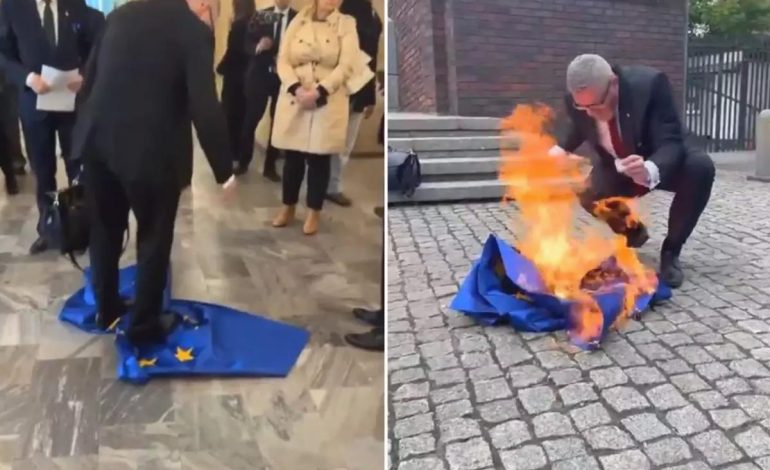 Polonya’da cumhurbaşkanı adayından ilginç protesto! AB bayrağıyla ayaklarını sildi