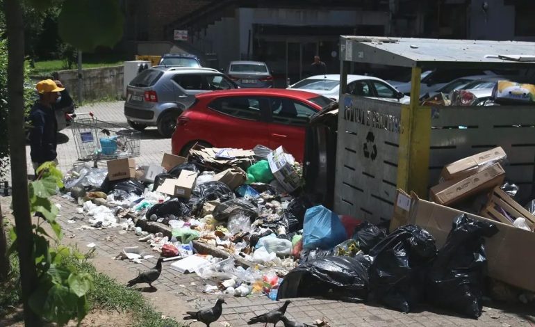 Priştine’de Çöp Grevi: Sokaklar Yine Kirli
