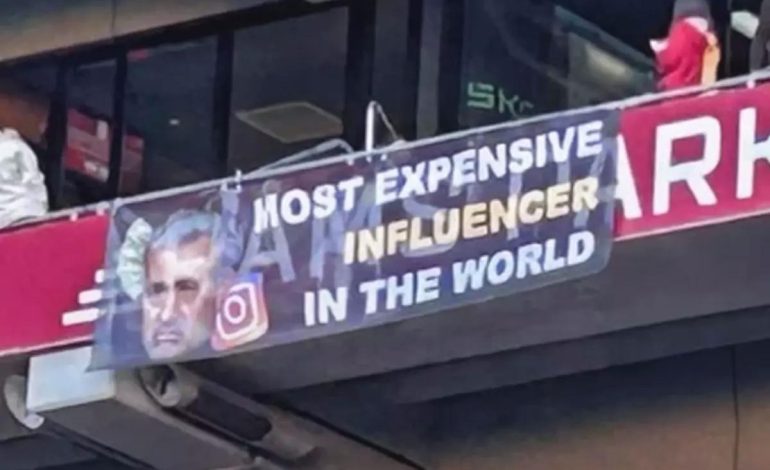 RAMS Park’ta şampiyonluk maçı öncesi Mourinho pankartı