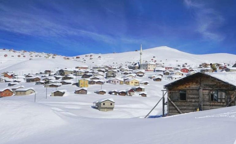 Rize’de yayla yollarında karla mücadele sürüyor