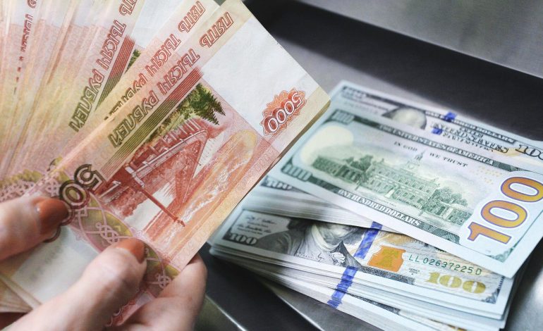 Ruble, sene başından bu yana dolar karşısında en çok güçlenen para birimi oldu