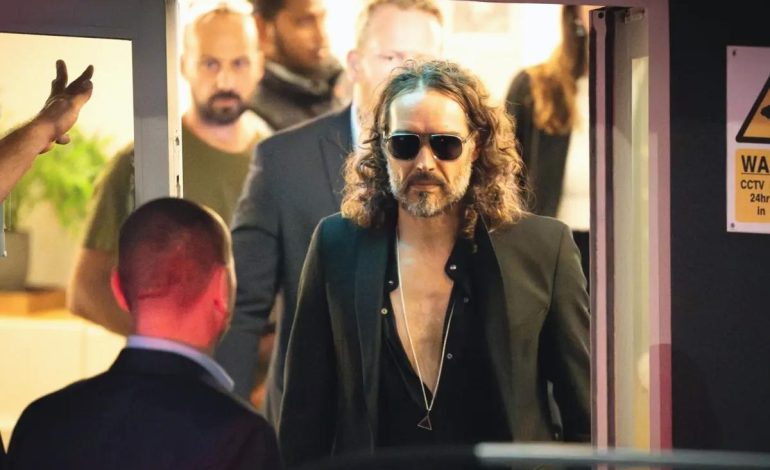 Russell Brand, tecavüz ve cinsel saldırı suçlamalarıyla mahkemeye çıktı