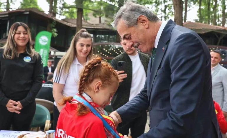 Sakarya Belediye Başkanı Yusuf Alemdar, Gençlik ve Spor Bayramı’nda Sporcularla Bir Araya Geldi