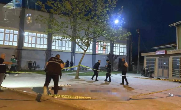 Sakarya’da Bıçaklı Kavga: 15 Yaşındaki Çocuk 17 Yaşlıyı Yaraladı