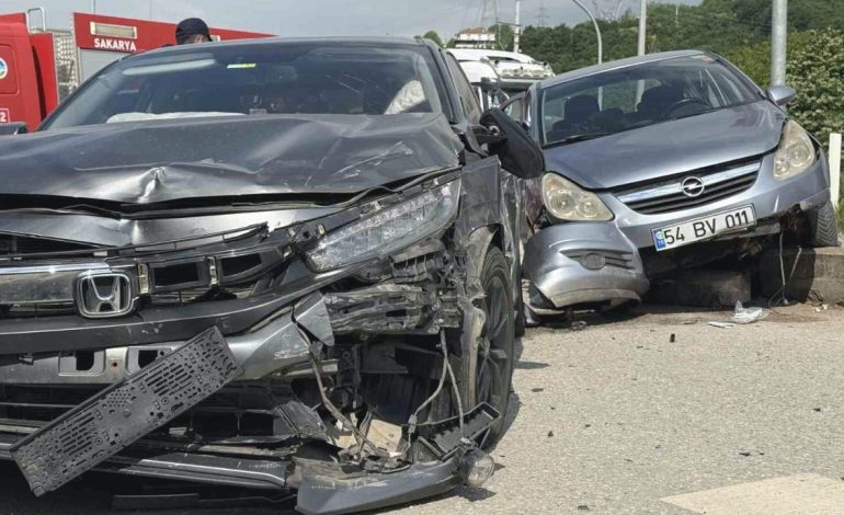 Sakarya’da trafik kazası: İki araç çarpıştı, 4 kişi yaralandı