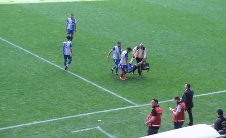 Sakatlanan oyuncu, karga tulumba saha kenarına taşındı