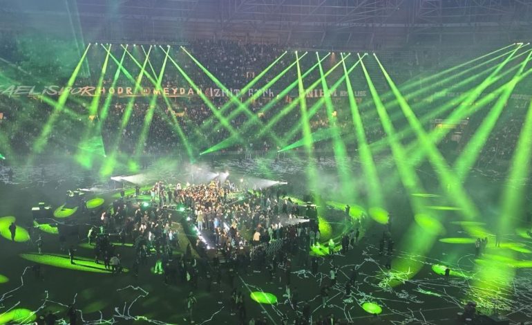 Şampiyon Kocaelispor kupasını taraftarı önünde kaldırdı