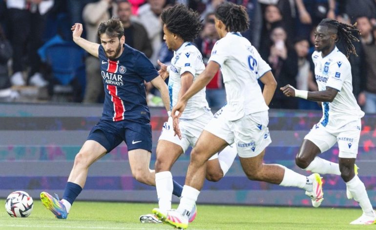 Şampiyon PSG ikinci yarı açıldı